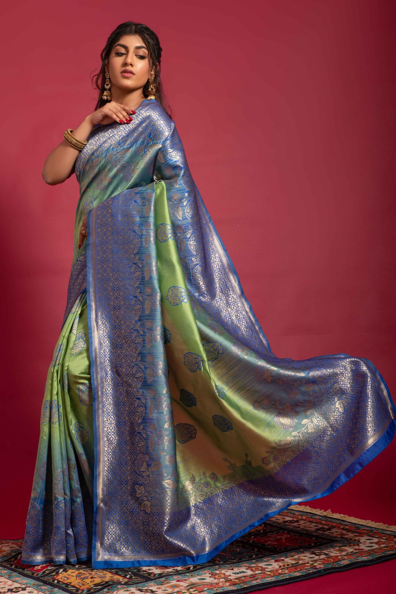 Picture of Green Banarasi Silk Blend Jacquard Woven Saree with Blouse